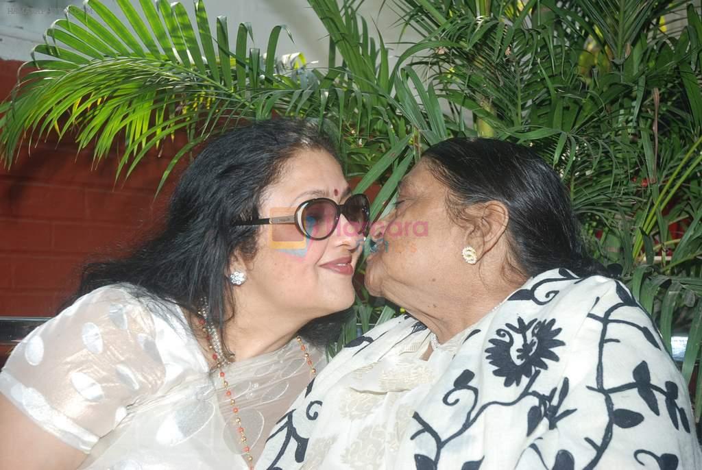 Ruma Devi, Leena Chandavarkar at Ruma Devi's birthday in Juhu, Mumbai on 21st Nov 2011