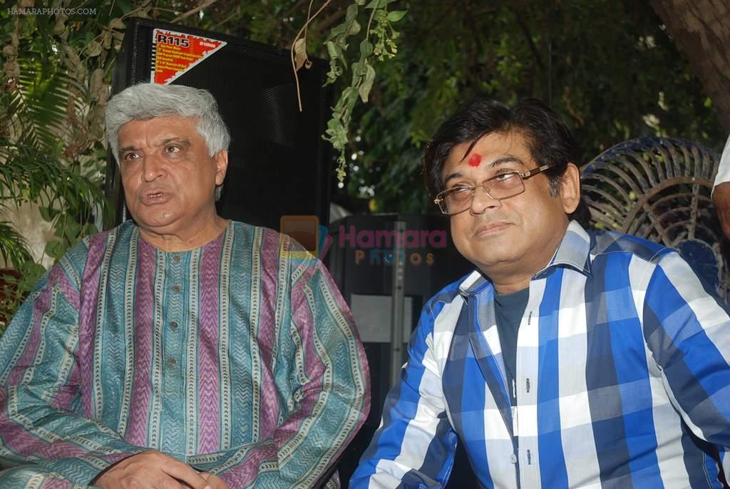 Javed Akhtar, Amit Kumar at Ruma Devi's birthday in Juhu, Mumbai on 21st Nov 2011
