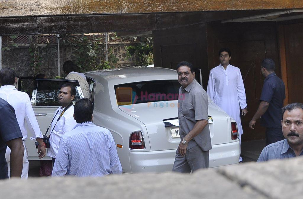 Abhishek Bachchan with Aishwarya leaves for home with her baby in  Jalsa, Pratiksha, Mumbai on 21st Nov 2011
