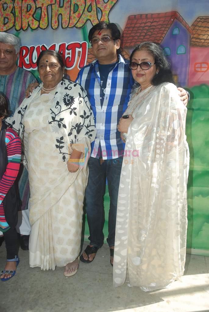 Amit Kumar, Leena Chandavarkar at Ruma Devi's birthday in Juhu, Mumbai on 21st Nov 2011