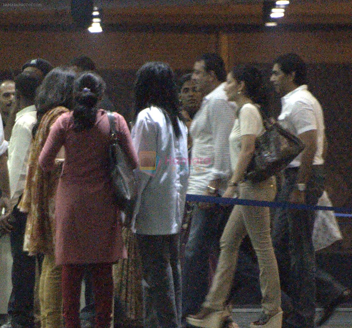 Sanjay Dutt, Manyata Dutt visits Aishwarya at Seven Hills hospital on 21st Nov 2011