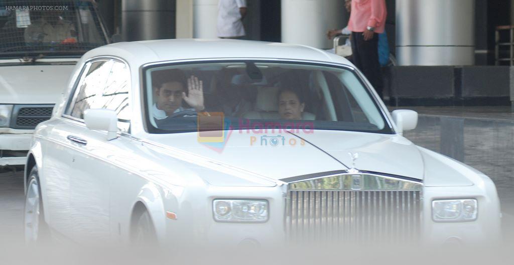 Aishwarya Bachchan, Abhishek Bachchan, Brinda Rai, Amitabh Bachchan leaves for home with her baby in  Jalsa, Pratiksha, Mumbai on 21st Nov 2011