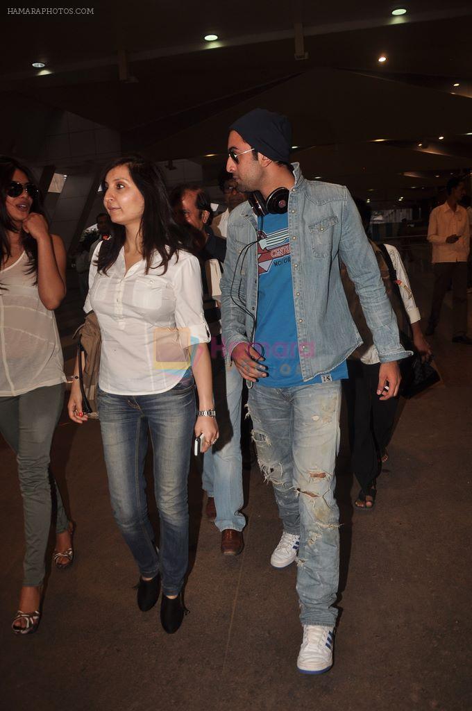 Ranbir Kapoor snapped returning from Barfee shoot in Mumbai airport on 24th Nov 2011
