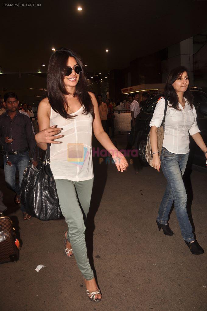 Priyanka Chopra snapped returning from Barfee shoot in Mumbai airport on 24th Nov 2011