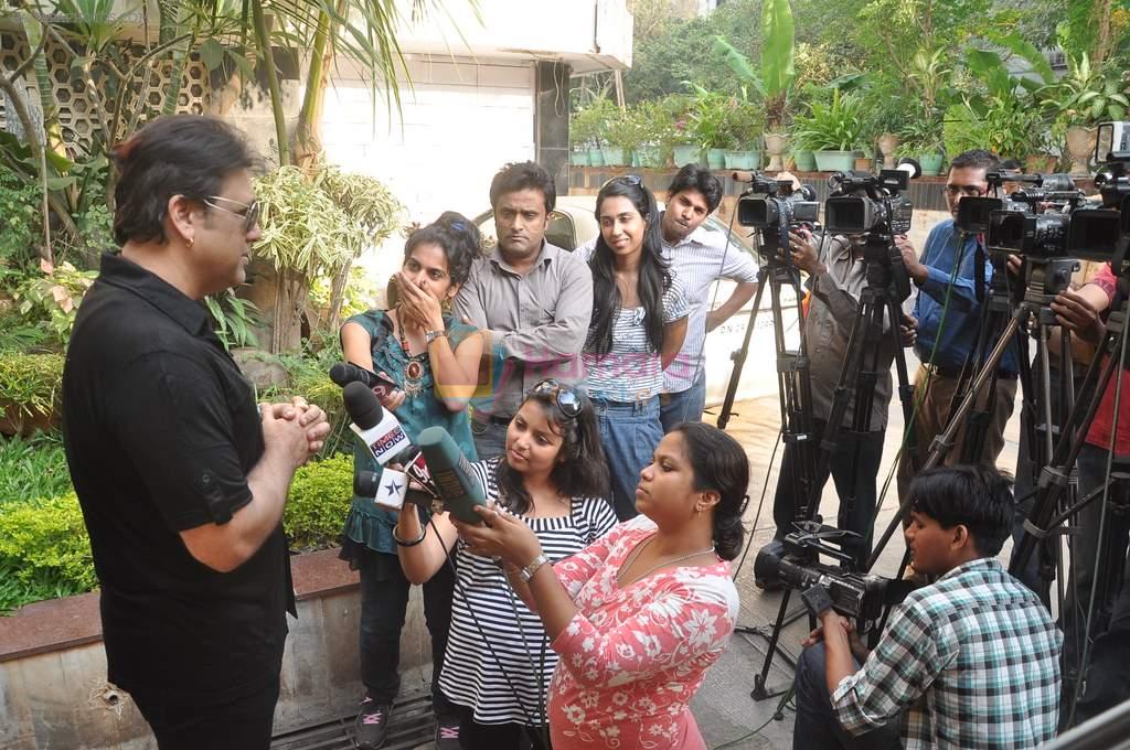Govinda speak to media about Dev Anand on 4th Dec 2011