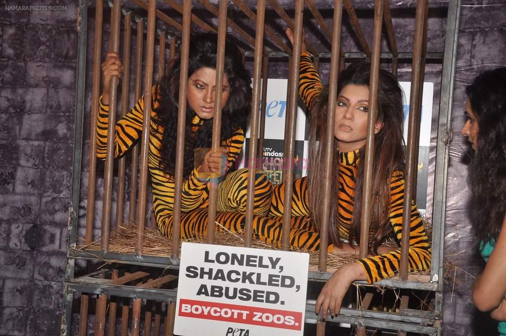 PETA Gauhar and Nigaar Khan in protest of zoos in Mehboob on 6th Dec 2011