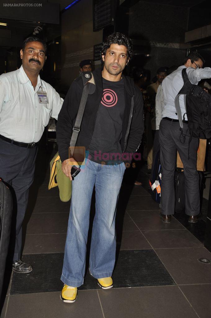 Farhan Akhtar leave for Dubai to promote Don 2 in International Airport, Mumbai on 7th Dec 2011