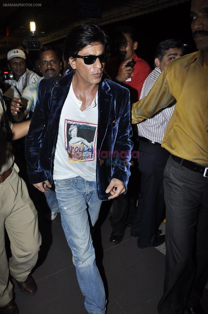 Shahrukh Shah leave for Dubai to promote Don 2 in International Airport, Mumbai on 7th Dec 2011