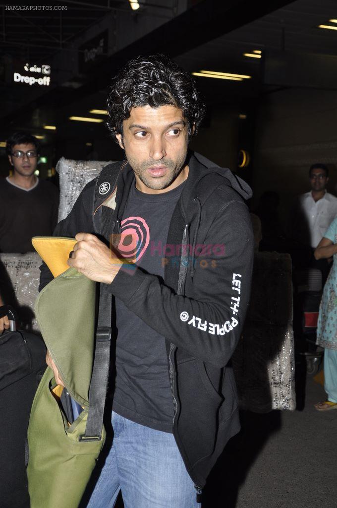 Farhan Akhtar leave for Dubai to promote Don 2 in International Airport, Mumbai on 7th Dec 2011
