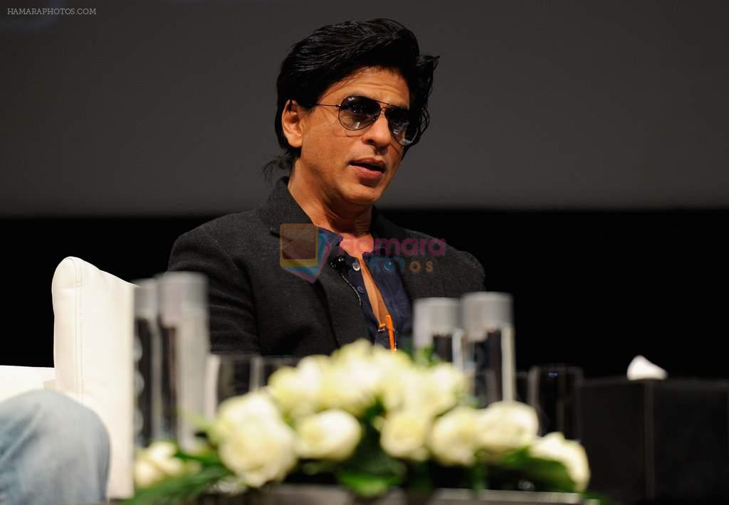 Shahrukh Khan at Don 2 premiere at Dubai Film Festival on 8th Dec 2011