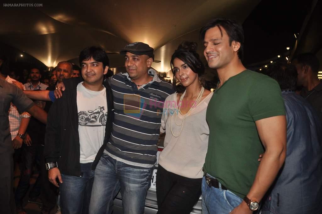 Mallika Sherawat, Vivek Oberoi promote new film Kismat Love Paisa Dilli on 8th Dec 2011