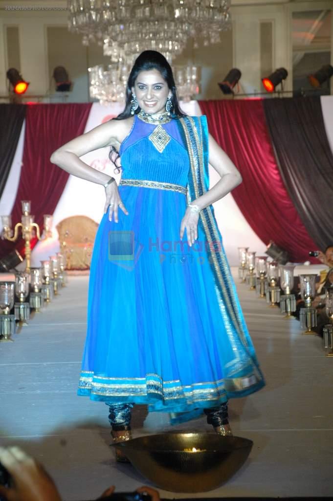 Smita Bansal walk the ramp for Nisha Sagar's bridal show in Trident on 10th Dec 2011