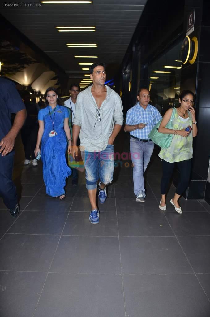 Akshay Kumar snapped at International airport in a cool casual look on 10th Dec 2011