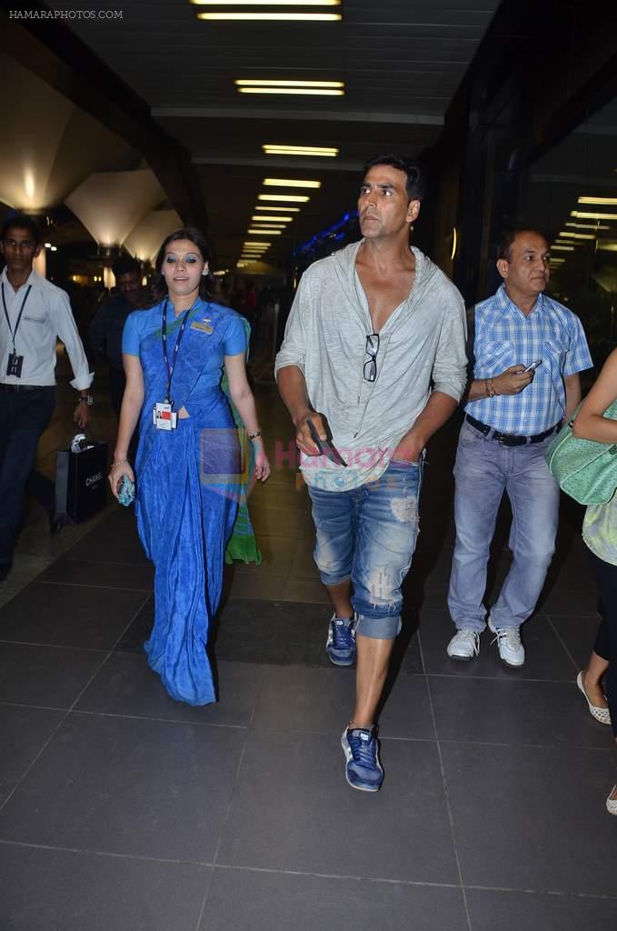 Akshay Kumar snapped at International airport in a cool casual look on 10th Dec 2011