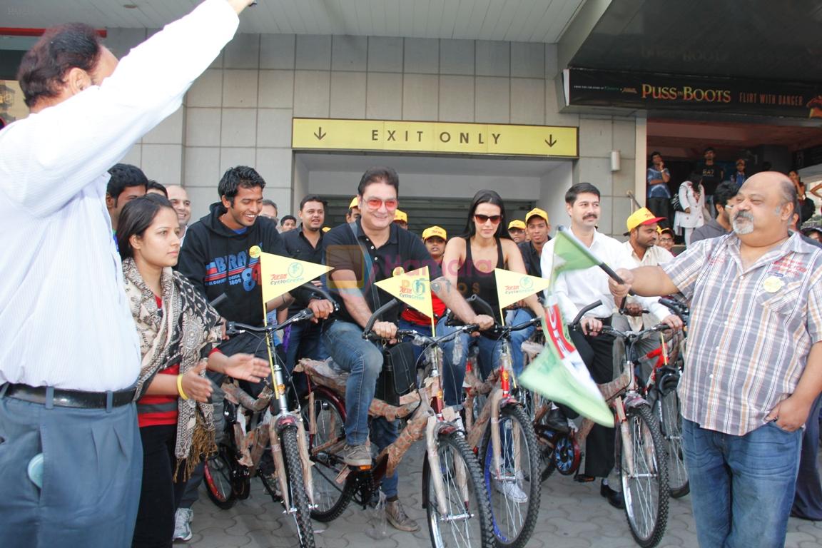 Yuvraj, Vinay Pathak, Neha Dhupia & Saurabh Shukla at Cyclogreen Marathon at 92.7 BIG FM, Mumbai.
