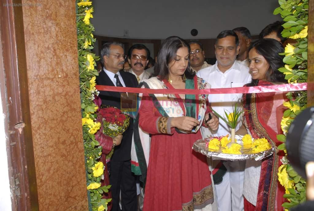 Shabana Azmi at Preksha Lal art exhibition in Kalaghoda on 13th Dec 2011