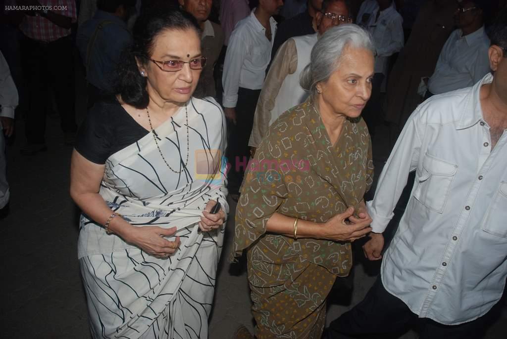 Asha Parekh, Waheeda Rehman at Dev Anand's prayer meet in Mehboob on 16th Dec 2011
