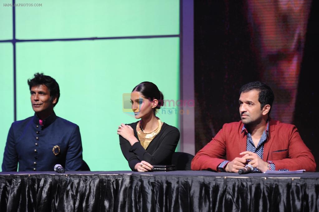 Milind Soman, Sonam Kapoor, Atul Kasbekar at  Finale Episode - Hunt for the Kingfisher Calendar Hunt 2012