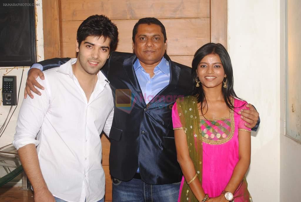 Kinshuk Mahajan, with host Producer Raakesh Paswan and Mitali Nag at the launch of new show Afsar Bitiya on Zee in Sky Lounge Sheesha, Andheri, Mumbai on 19th Dec 2011