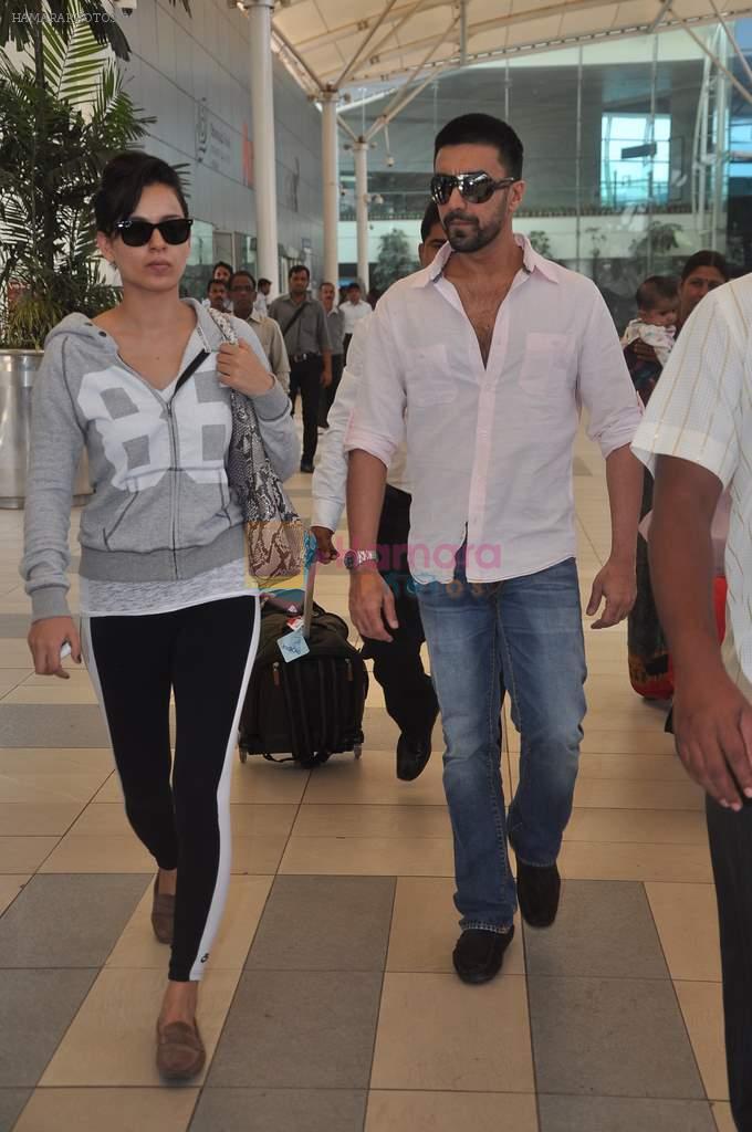 Kangna Ranaut, Aashish Chaudhary return after CCL cricket match in Airport, Mumbai on 20th Dec 2011