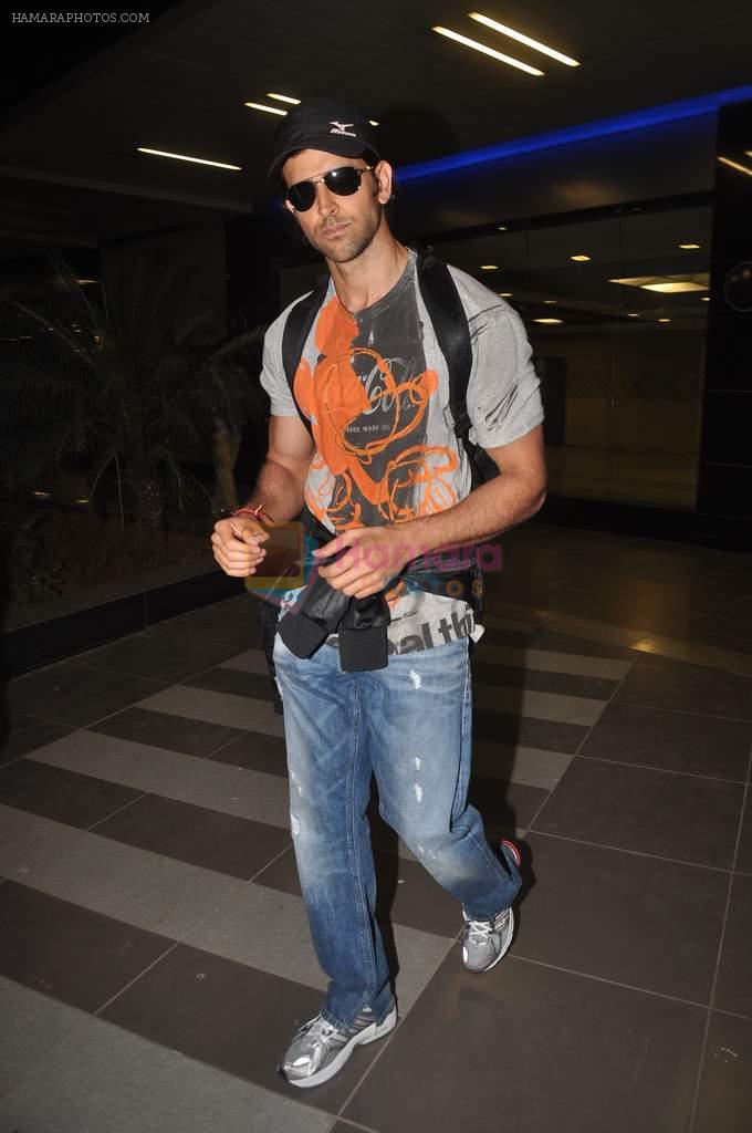 Hrithik Roshan looking fit snapped at Airport on 22nd Dec 2011
