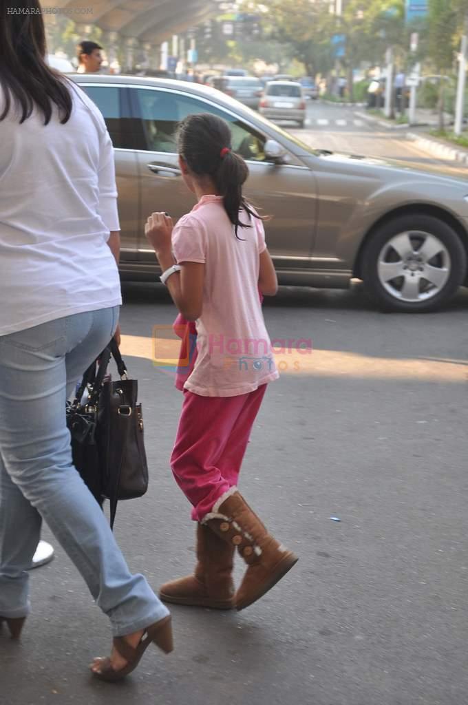SRK's daughter snapped at the domestic airport on 26th Dec 2011
