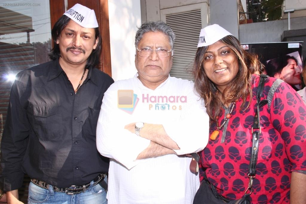 amitabh dayal, vikram gokhale and anusha  at the recording of anti-corruption song, Dhuaan Against Corruption