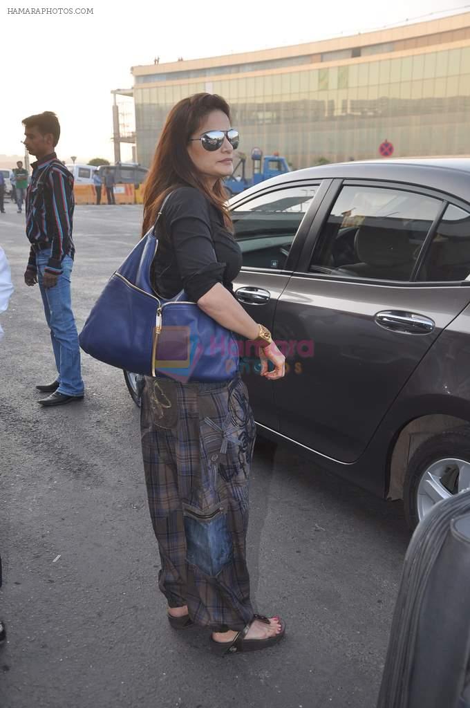 Alvira Khan leave for New Year's celebration in Airport, Mumbai on 28th Dec 2011