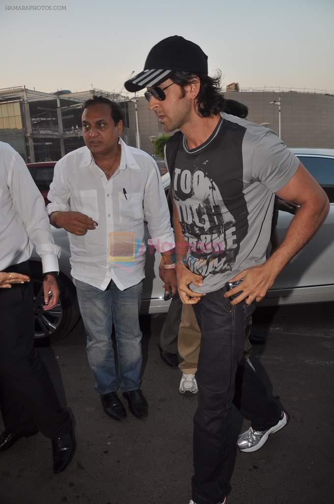 Hrithik Roshan leave for New Year's celebration in Airport, Mumbai on 28th Dec 2011