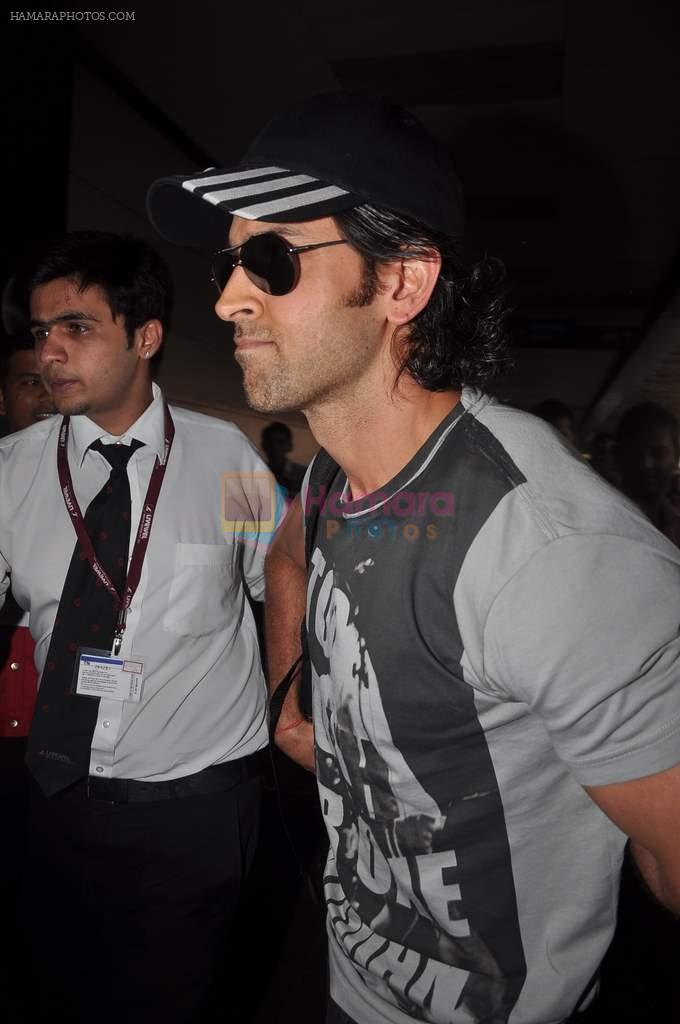 Hrithik Roshan leave for New Year's celebration in Airport, Mumbai on 28th Dec 2011