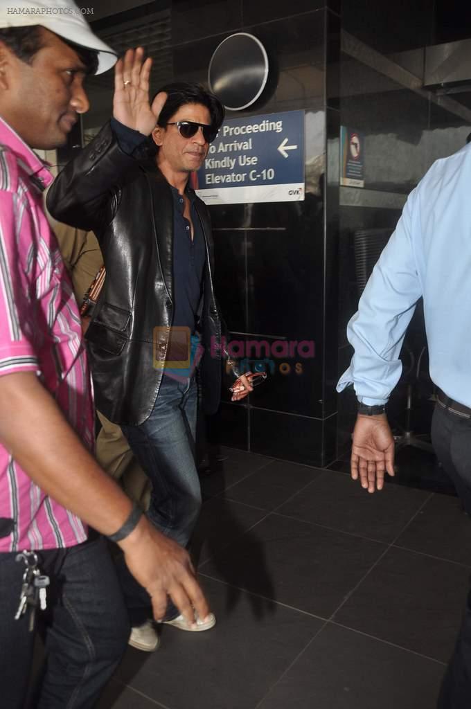 Shahrukh Khan snapped at the Domestic Airport in Mumbai on 29th Dec 2011