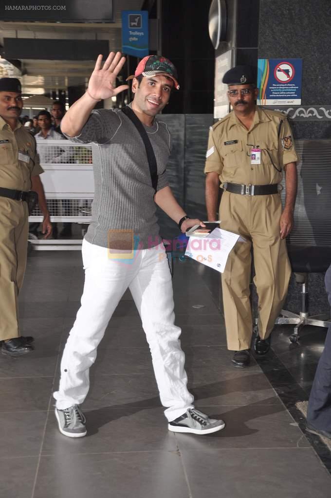 Tusshar Kapoor snapped at the Domestic Airport in Mumbai on 29th Dec 2011
