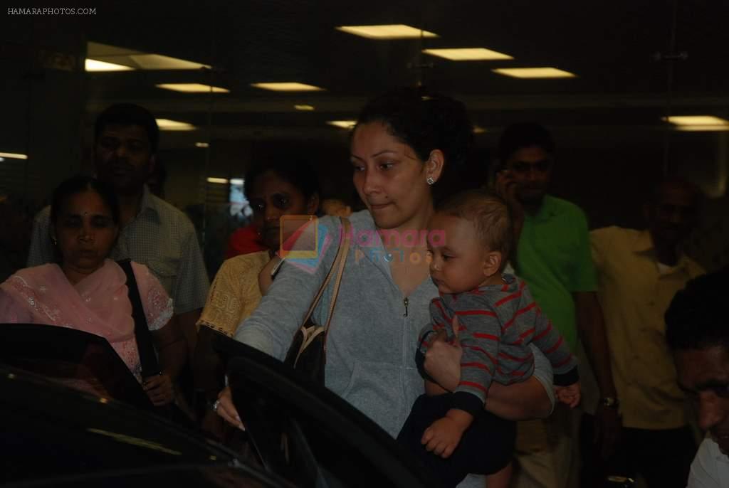 Manyata Dutt snapped at airport on 29th Dec 2011