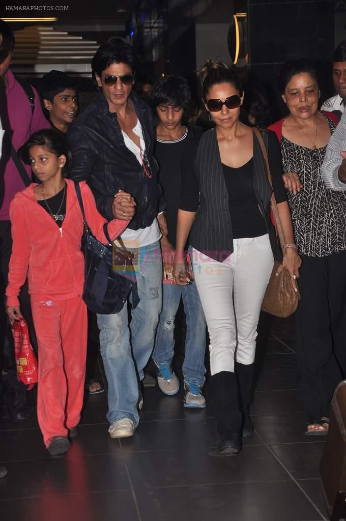 Shahrukh Khan, Gauri Khan return from Dubai on 3rd Jan 2012