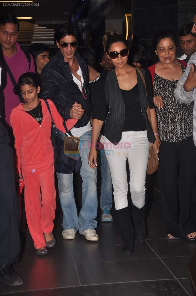 Shahrukh Khan, Gauri Khan return from Dubai on 3rd Jan 2012