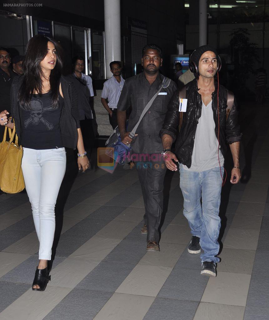 Priyanka Chopra, Shahid Kapoor return after last schedule of Kunal Kohli Movie in Airport, Mumbai on 6th Jan 2012