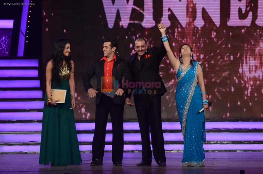 Salman Khan, Sanjay Dutt, Juhi Parmar, Mahek Chahal at Bigg Boss Season 5 grand finale on 7th Jan 2012