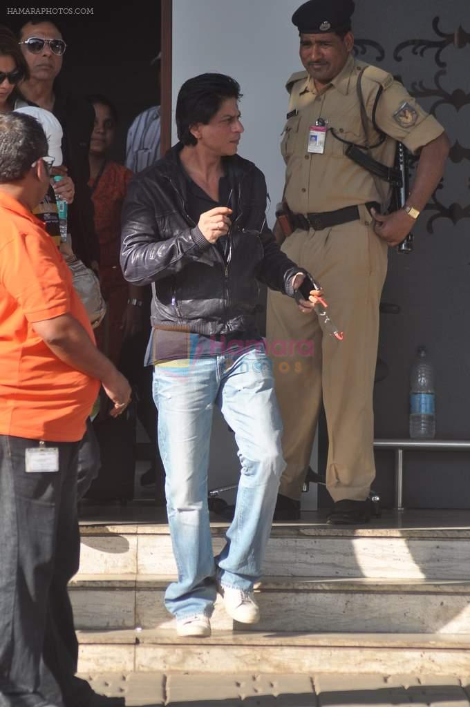 Shahrukh Khan arrives form Dubai in Mumbai Airport on 7th Jan 2012