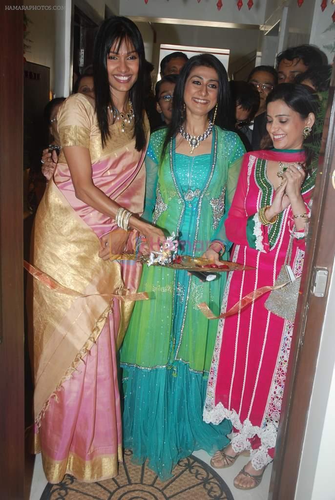 Nethra Raghuraman, Smita Bansal at the launch of Jinal Kenia's wedding shop YUME in Juhu, Mumbai on 8th Jan 2012