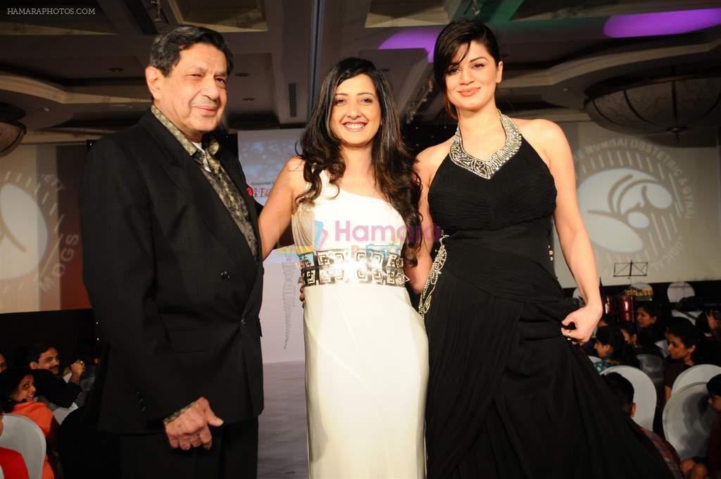 Dr. R.P. Poonawalla, Amy Billimoria, with Kainaat Arora at Amy Billimoria's Fashion Show for Twenty four leading gynaecologists in J W Marriott on 9th Jan 2012