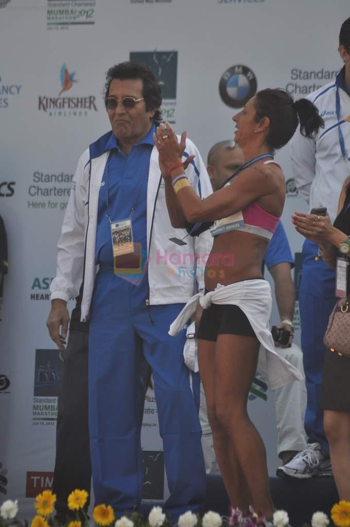 Vinod Khanna at Standard Chartered Mumbai Marathon in Mumbai on 14th Jan 2012