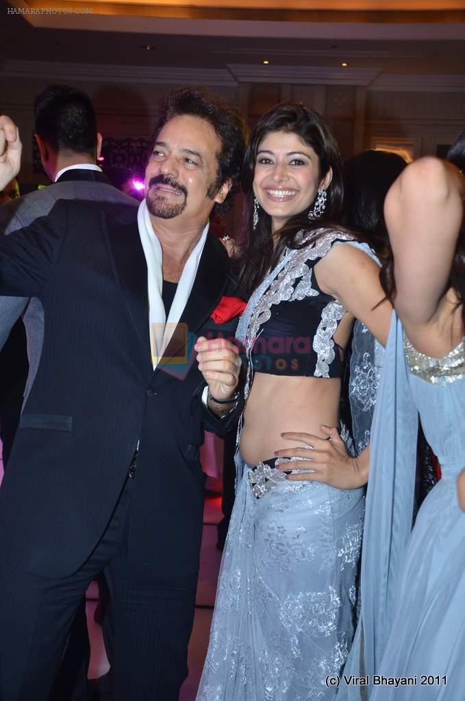 akbar khan with pooja batra at Zulfi Syed's wedding reception on 15th Jan 2012