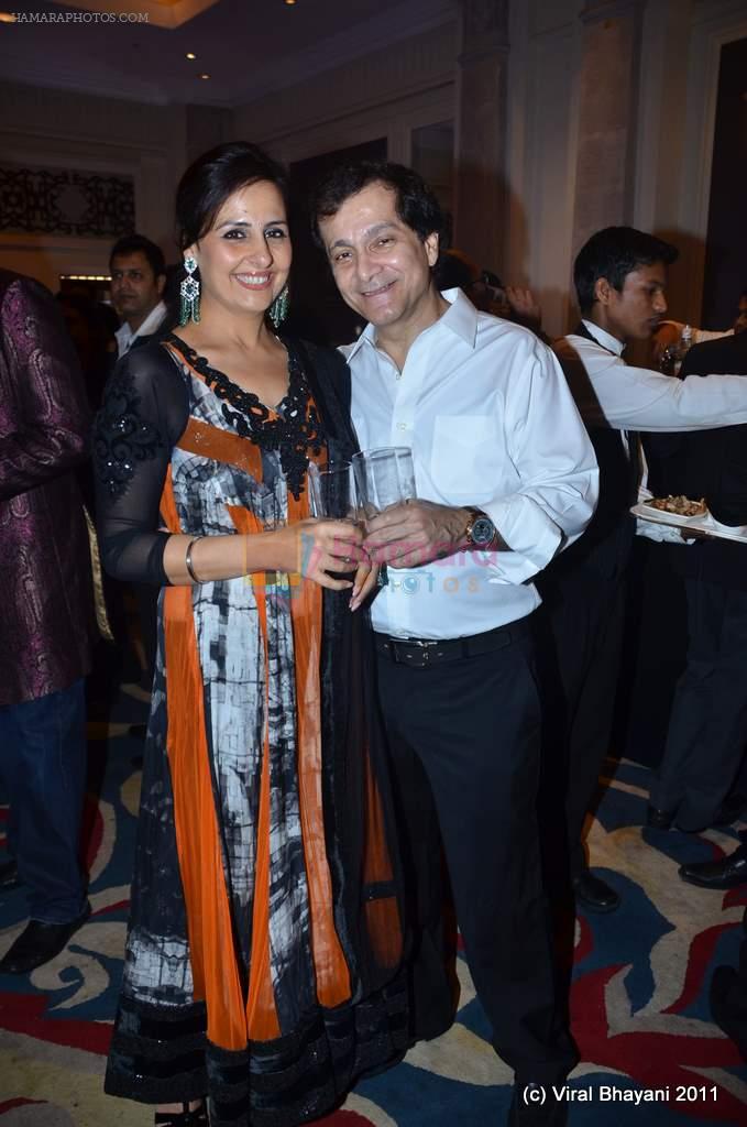 alka kapoor with surendra hiranandani at Zulfi Syed's wedding reception on 15th Jan 2012