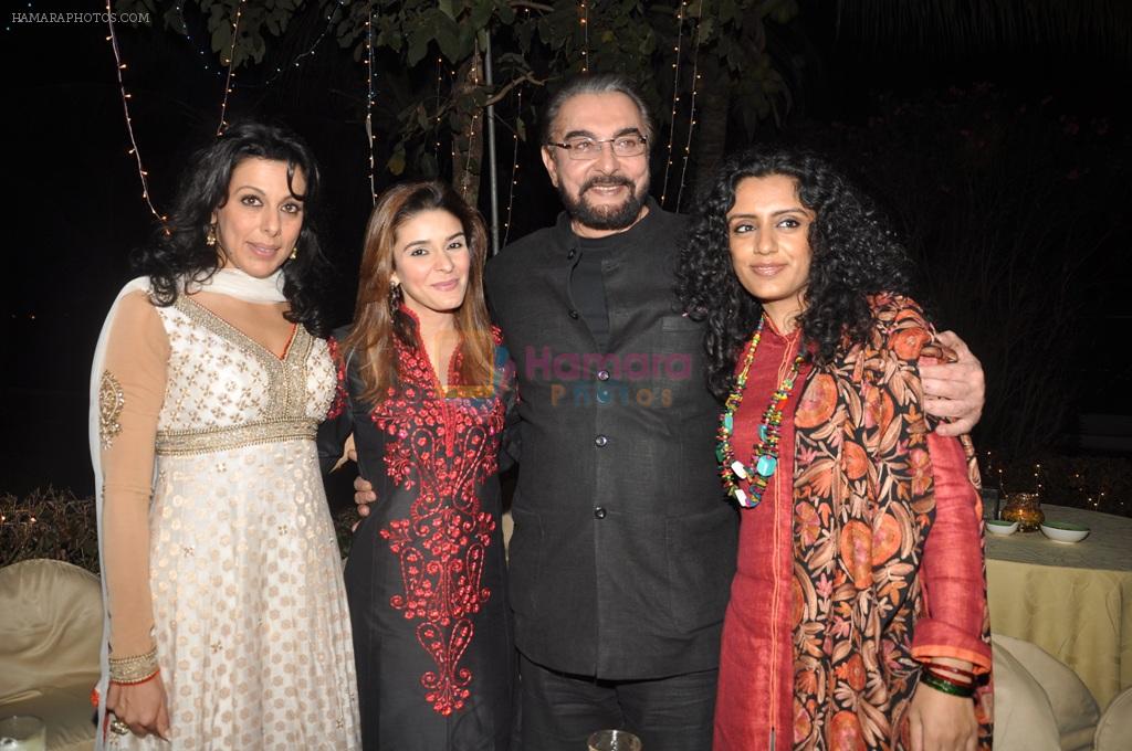 Pooja Bedi, Raageshwari, Kabir Bedi at Vivek and Roopa Vohra's Bash in Mumbai on 16th Jan 2012