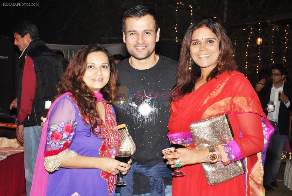 Neelam Mansi & Rohit Roy at Vivek and Roopa Vohra's Bash in Mumbai on 16th Jan 2012.