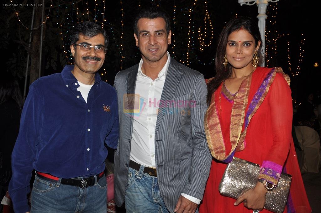 Vivek Vohra with Ronit & Neelam Roy at Vivek and Roopa Vohra's Bash in Mumbai on 16th Jan 2012