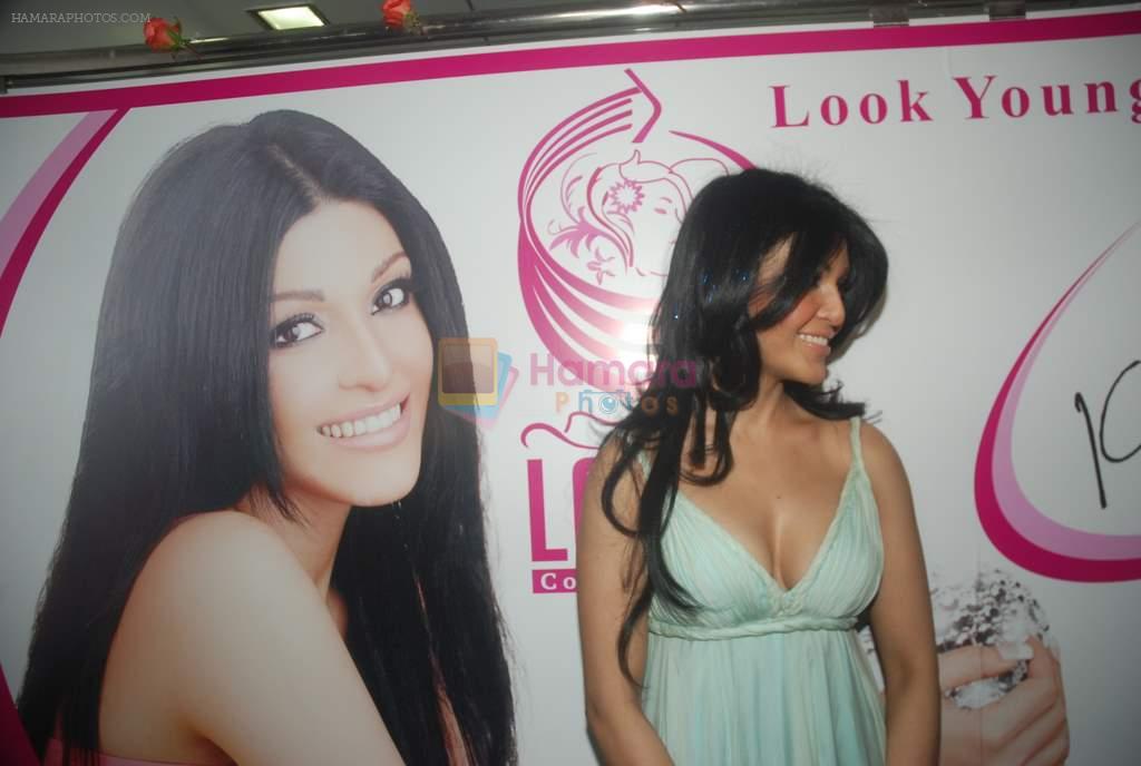 Koena Mitra at the launch of Looks Cosmetic Clinic in Lokhandwala on 17th Jan 2012