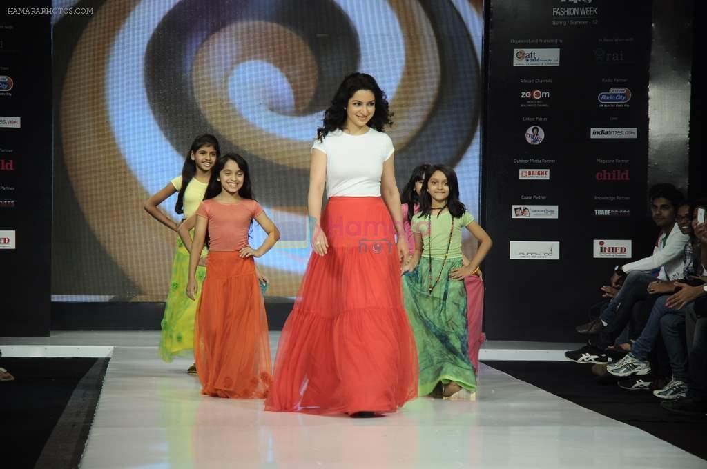 Tisca Chopra walk the ramp for Sonali Mansingka at Kids Fashion Week day 1 on 17th Jan 2012