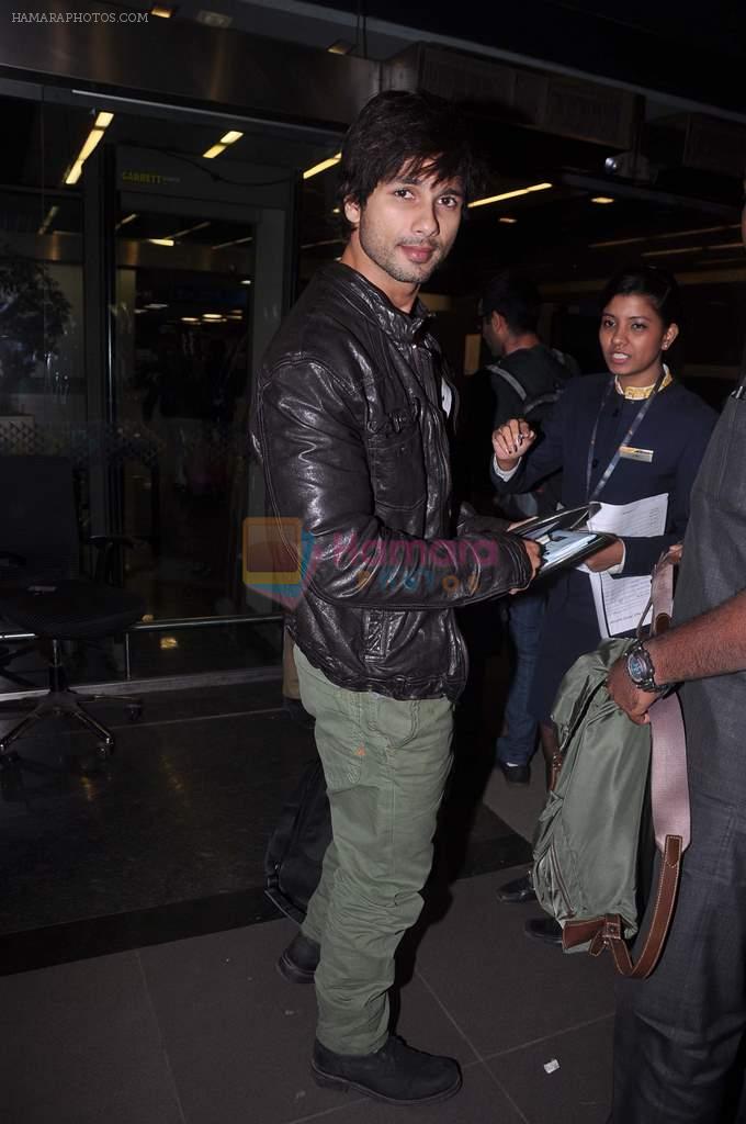 Shahid Kapoor snapped at the airport in Mumbai on 18th Jan 2012