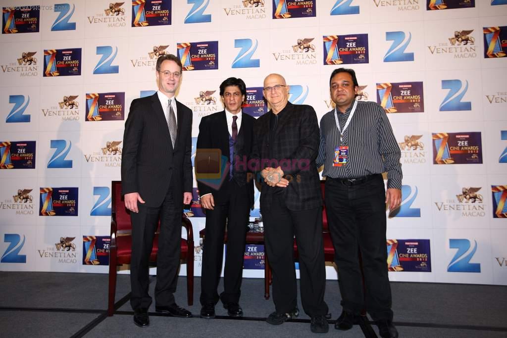 Shahrukh Khan at the Zee Cine Awards 2012 on 21st Jan 2012